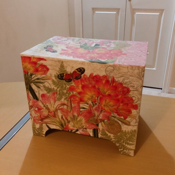 Brand New Jewelry Box - Picture 2 of 4